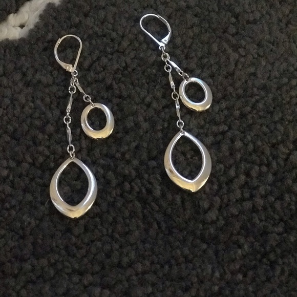 SILVER TONE DANGLE EARRINGS - Picture 1 of 2